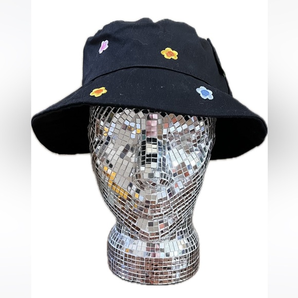 Mode Accessories - Black Bucket Hat w/ Flowers